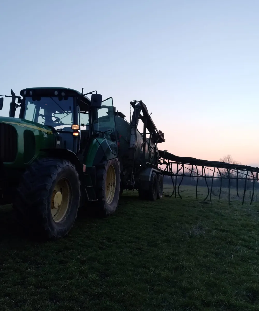Lohnunternehmen Struve mit Güllefass bei Dämmerung