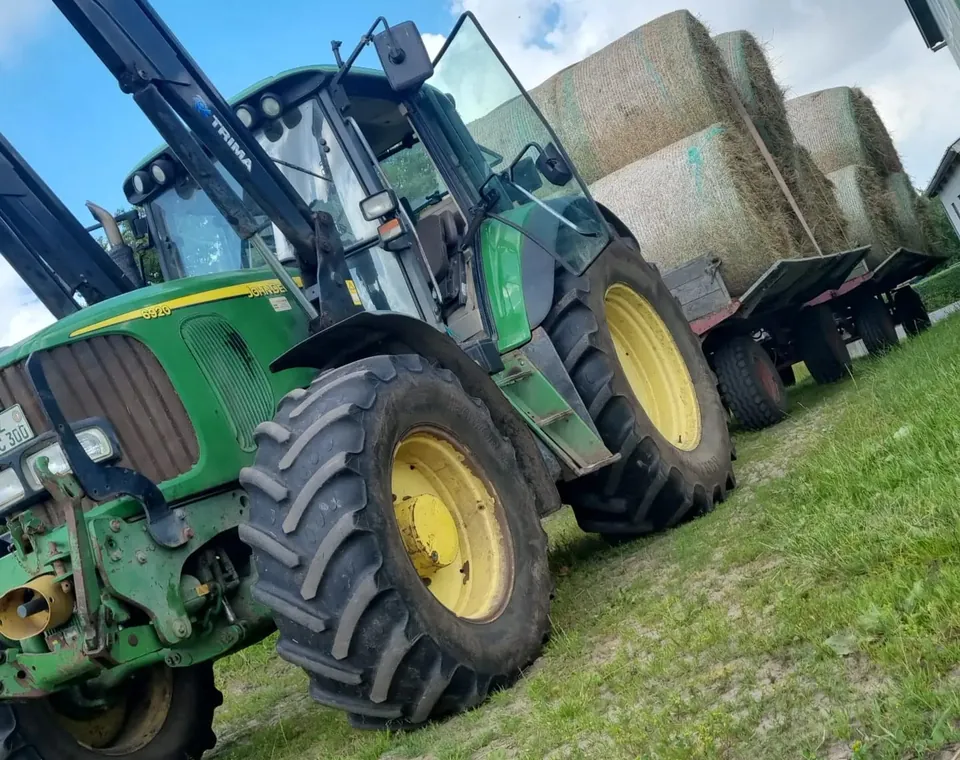 Ballen fahren mit Traktor und Anhänger