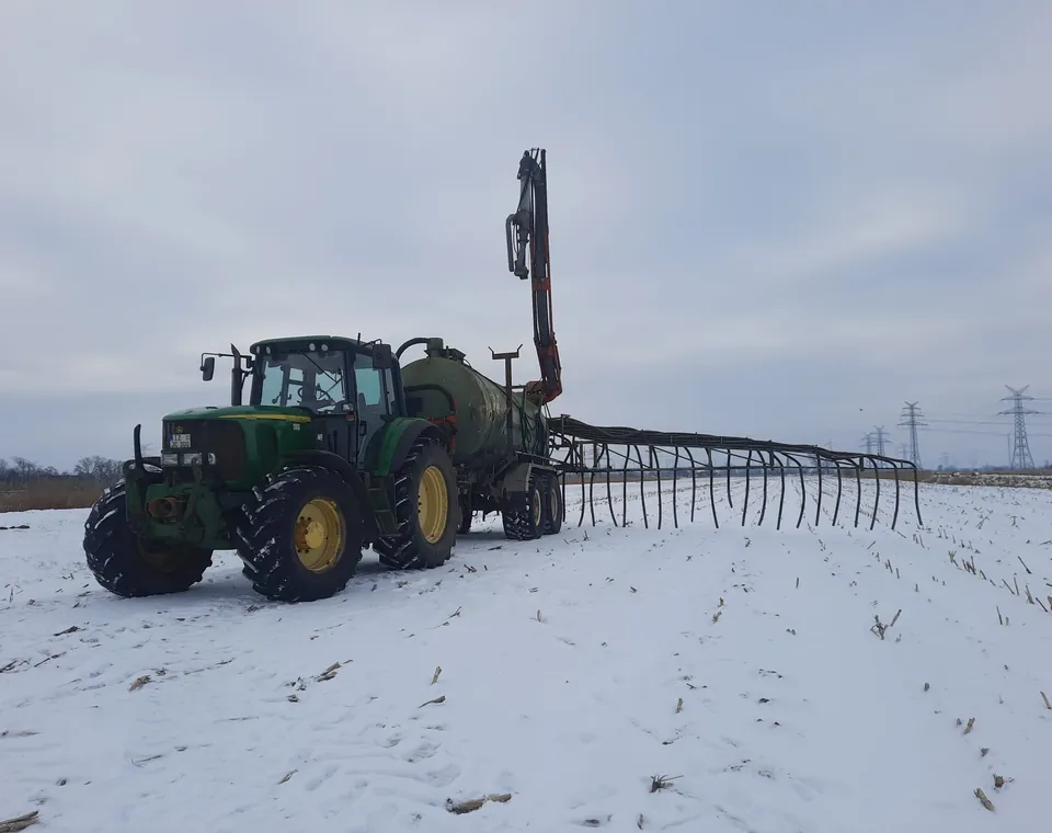 Güllefass im Einsatz auf landwirtschaftlicher Fläche