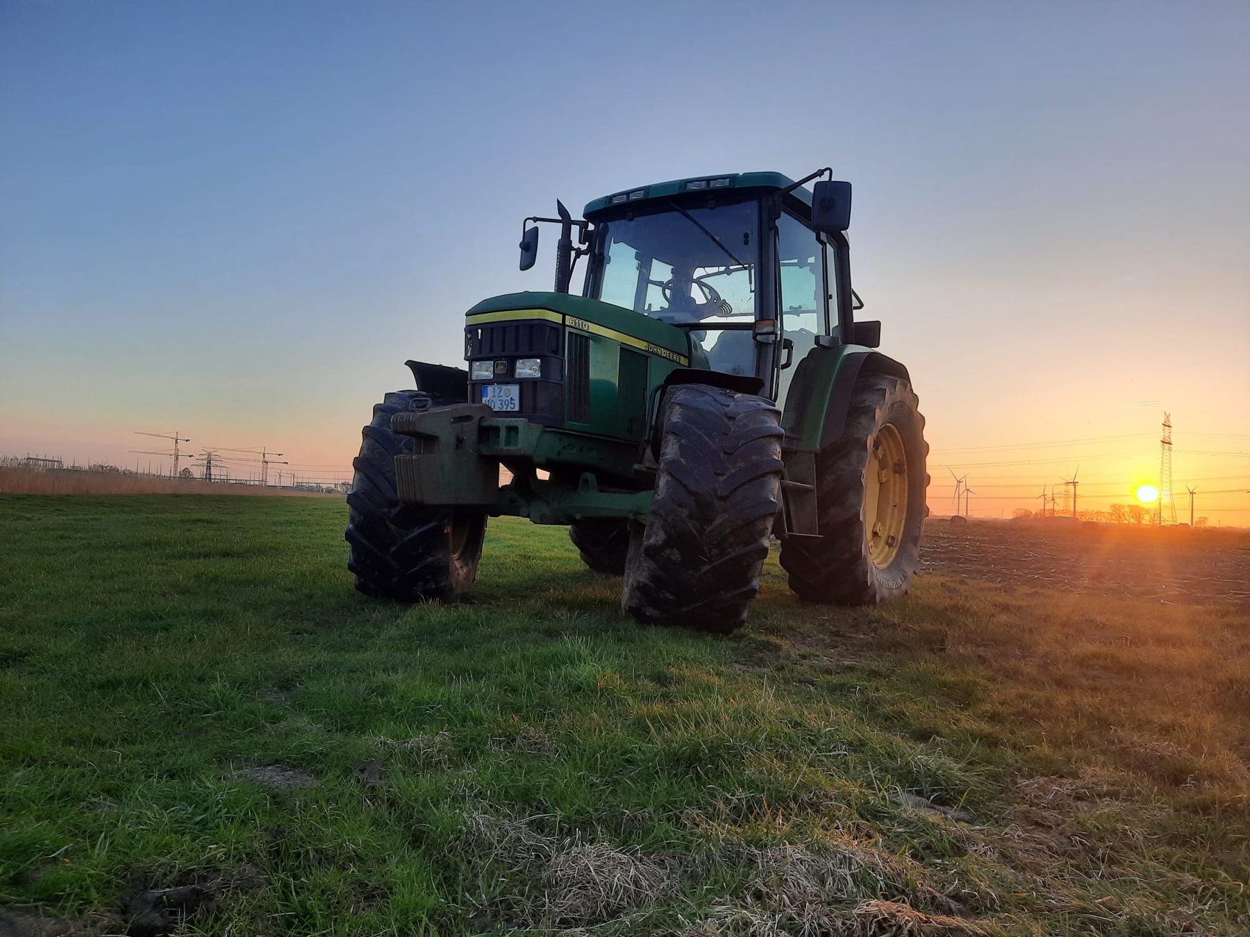 Schlepper im Sonnenuntergang